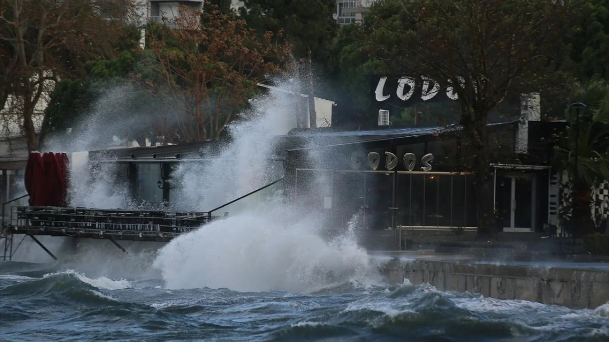 Çanaqqala boğazı hər iki istiqamətdə bəzi gəmilər üçün bağlanıb