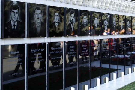 Началось массовое посещение Аллеи шехидов - ФОТО