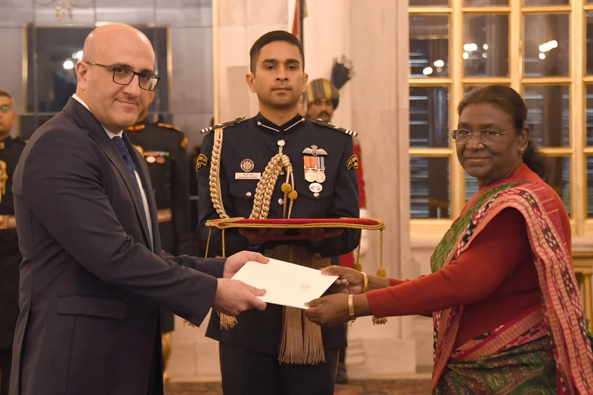 Azerbaijani ambassador presents credentials to President of India