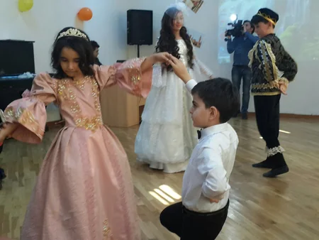 Bakı məktəbliləri Şekspirin Kral Lir əsərini ingilis dilində səhnələşdirib - FOTO