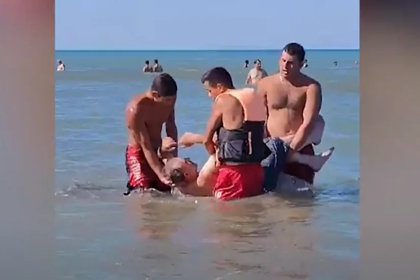 “Qızılqum” çimərliyində batma təhlükəsi ilə üzləşən ata və iki oğlu xilas olunub