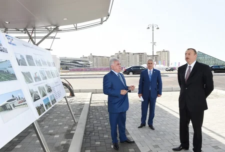 ​Prezident İlham Əliyev Bakıya gətirilən yeni elektrik qatarı ilə tanış olub