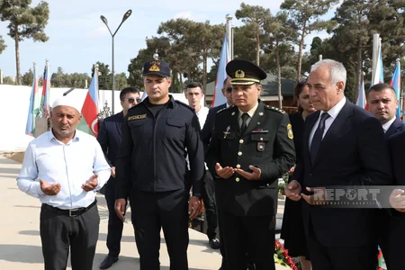 Azərbaycan xalqı antiterror şəhidlərinin məzarlarını ziyarət edir