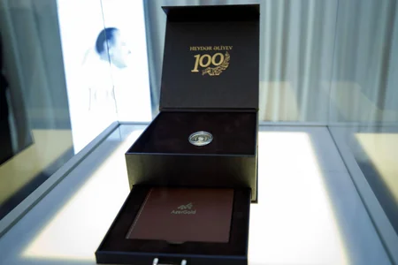 “AzerGold” Heydər Əliyevin 100 illiyinə həsr olunan qızıl sikkə təqdim edib