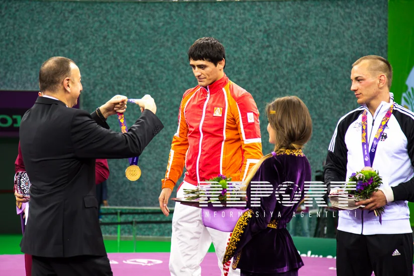 Azərbaycan Bakı 2015də güləş növündə ilk qızıl medalını qazanıb