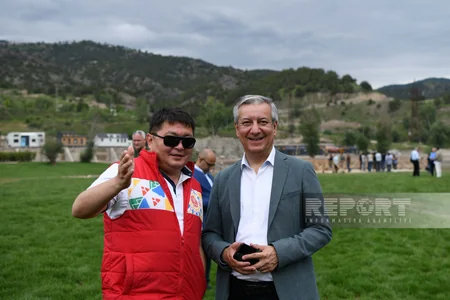 Иностранные дипломаты прогулялись по бульвару в Лачыне