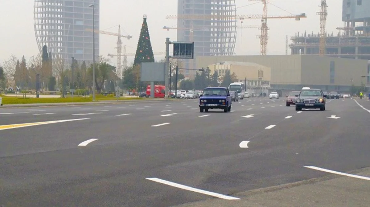 Bakının mərkəzi yollarından keçən iki qatar relsi sökülüb