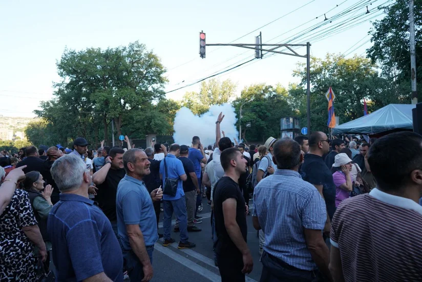 Ermənistanda parlament yaxınlığında qarşıdurma zamanı 17 polis yaralanıb
