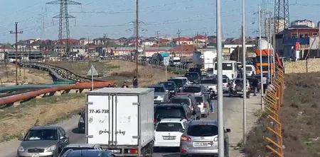 NİİM: Əliçıraq məscidinin qarşısında yük maşını aşıb, sıxlıq müşahidə olunur