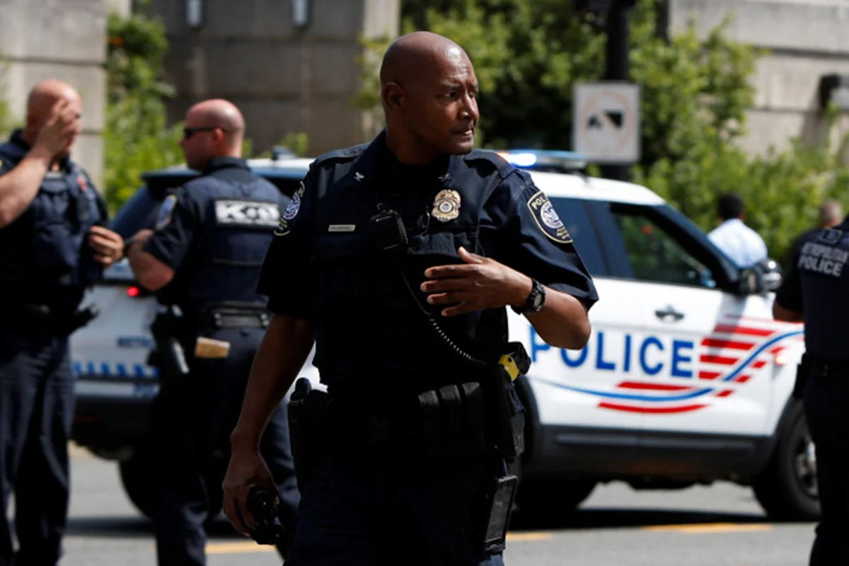 2 police officers wounded, suspect killed in shooting in Waterloo, Iowa