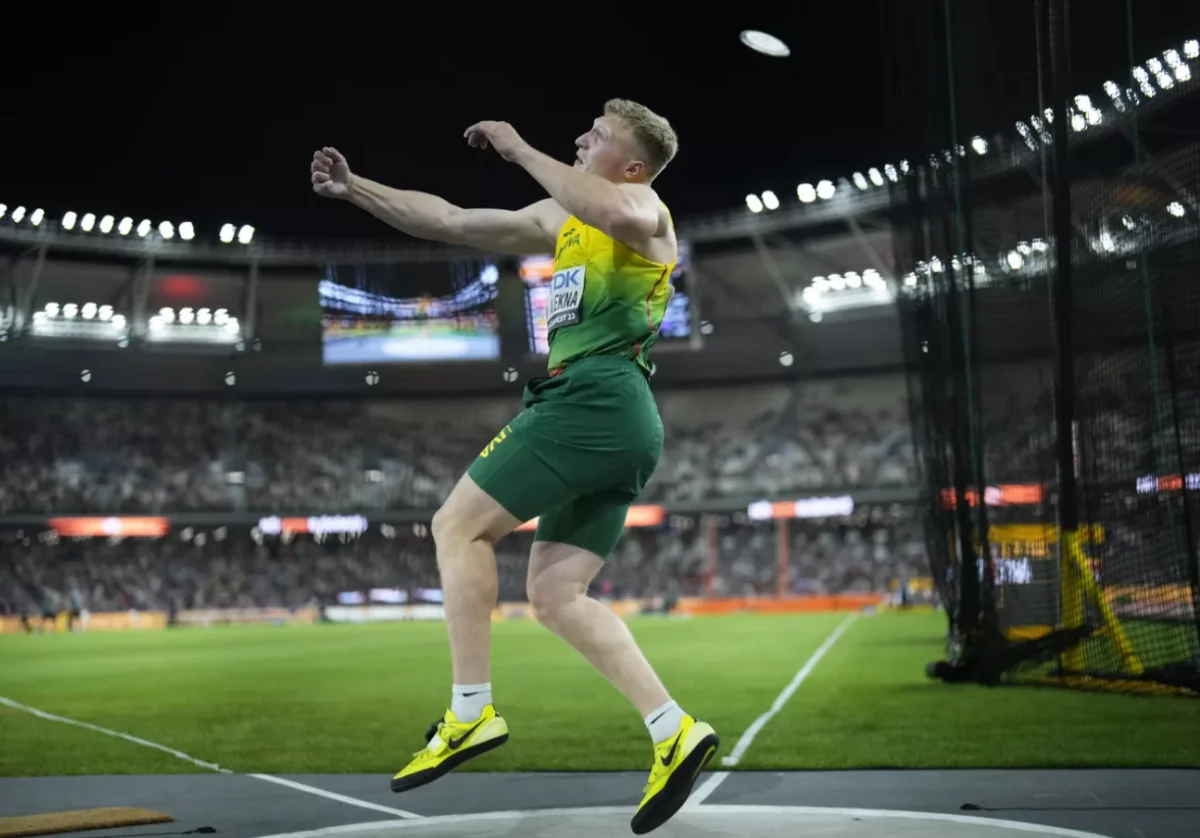 Discus thrower Alekna shatters longest-standing men's world record
