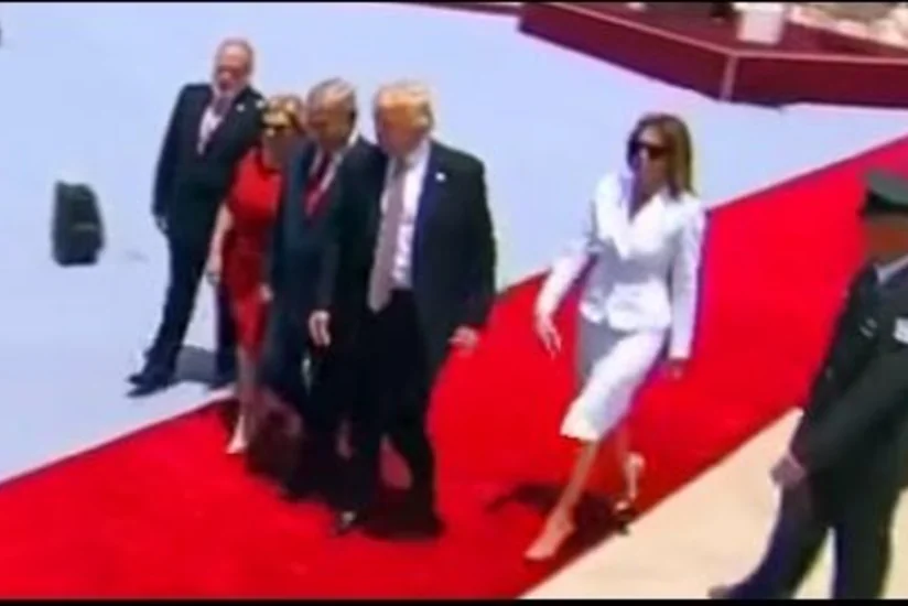 Melanya Tramp İsraildə qırmızı xalı ilə gedərkən ərinin əlini kənara itələyib - VİDEO