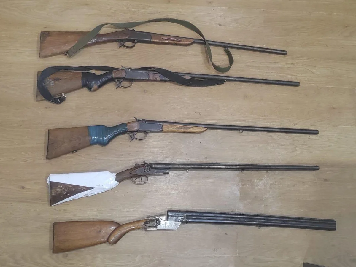 Sabirabad sakinləri qanunsuz ov tüfənglərini polisə könüllü təhvil veriblər