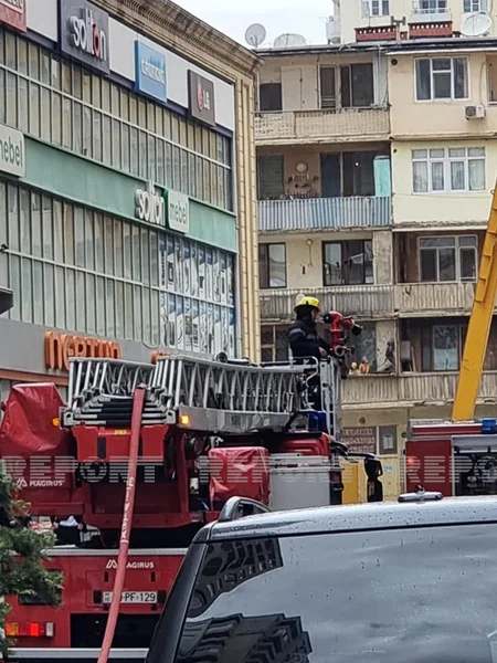 Xətaidə çoxmərtəbəli yaşayış binasında yanğın olub - YENİLƏNİB - VİDEO