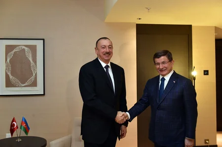 ​Prezident İlham Əliyev Türkiyənin baş naziri ilə görüşüb