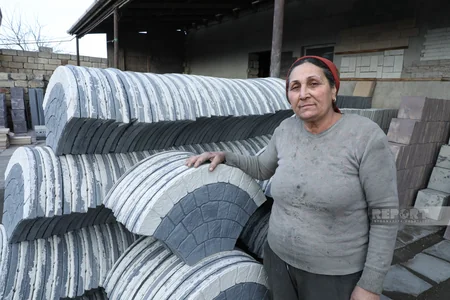 Pulu daşdan çıxan qadın 63 yaşında sosial şəbəkədə fenomen oldu: “Deyirlər övladı haradadır?!” - VİDEO