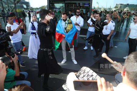 Son döyüşündə ermənini məğlub edən Çingiz Əlləzov Bakıya gəlib