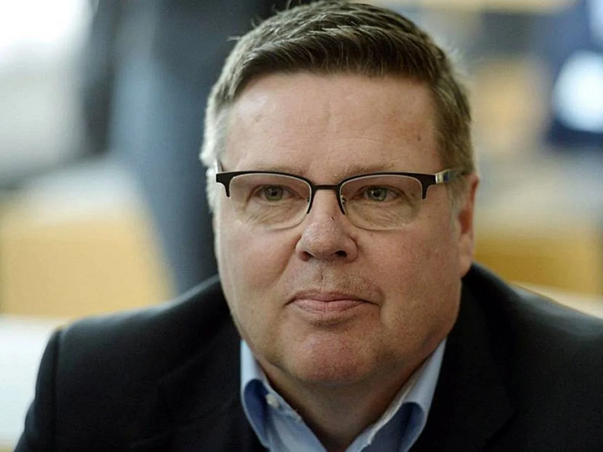 Helsinki polisinin narkotiklə mübarizə üzrə keçmiş şöbə rəisi narkodiler çıxıb
