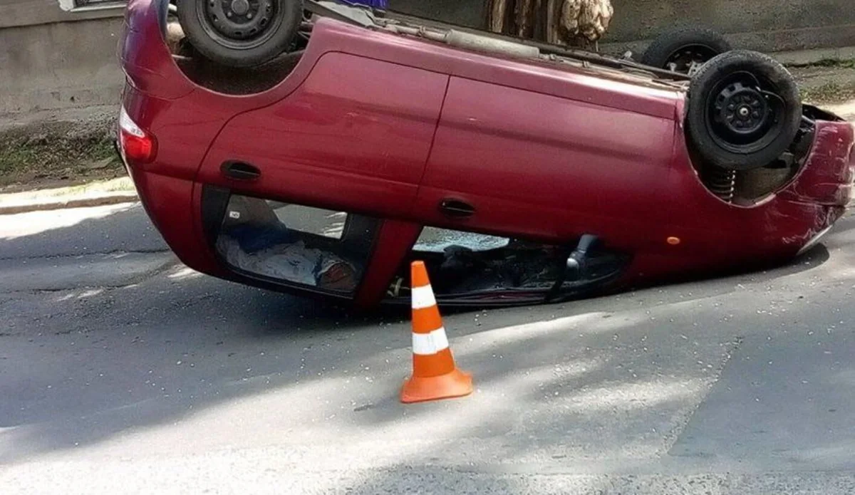 Salyanda avtomobil yolun kənarına aşıb, sürücü xəsarət alıb