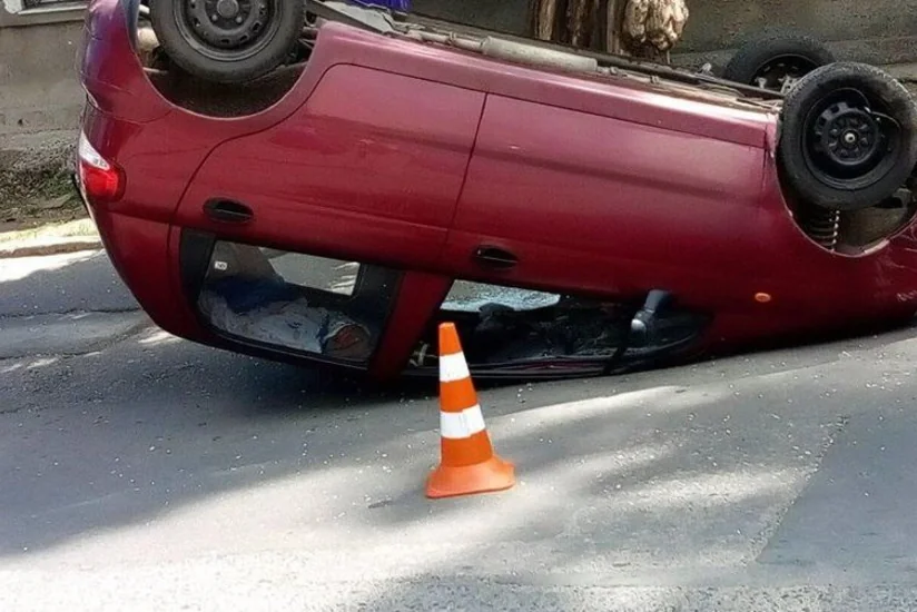 Salyanda avtomobil yolun kənarına aşıb, sürücü xəsarət alıb