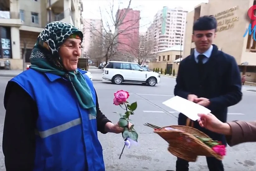 Yollarda təmizlik işləri ilə məşğul olan xanımlara hədiyyələr verilib - VİDEO