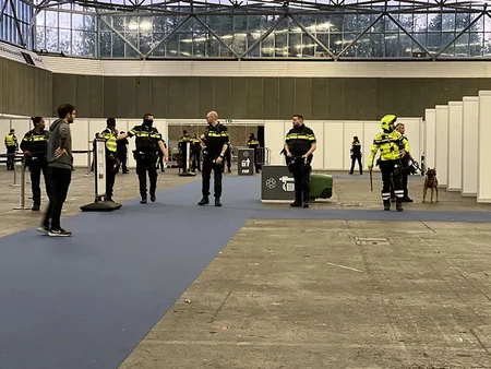 PKK tərəfdarları Amsterdamda Türkiyənin seçki məntəqəsində müşahidəçilərə hücum edib