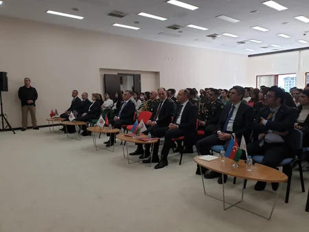 Səhiyyə naziri Türkiyədə işləyən azərbaycanlı həkimlərlə görüşüb
