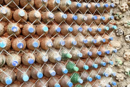 Nigeriyalı memar plastik butılkalardan ev tikib