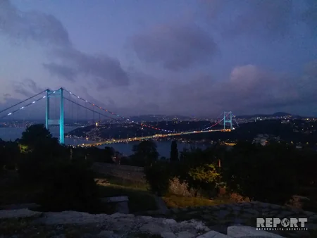 İstanbulun Fatih Sultan Mehmet körpüsü Azərbaycan bayrağının rənglərinə boyanıb - FOTO