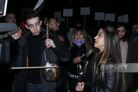 Xankəndi-Laçın yolunda aksiya iştirakçıları vətənpərvərlik ruhunda mahnılar ifa edirlər