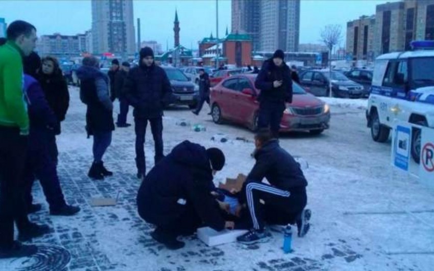 Rusiyada taksi sürücüsü sərnişinə çəkmələrindəki qara görə atəş açıb - FOTO