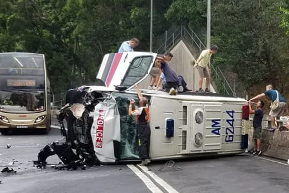 Не менее двух человек погибли при падении автобуса с моста в реку на юге Китая