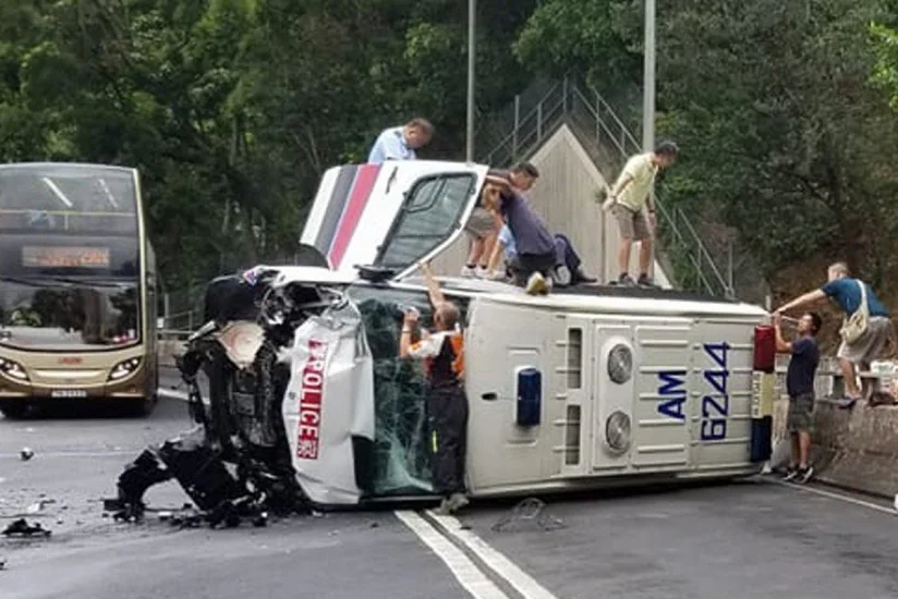 Не менее двух человек погибли при падении автобуса с моста в реку на юге Китая