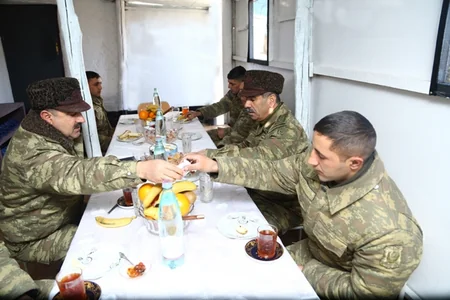 Müdafiə naziri cəbhənin ön xəttində yerləşən bölmələrdə olub