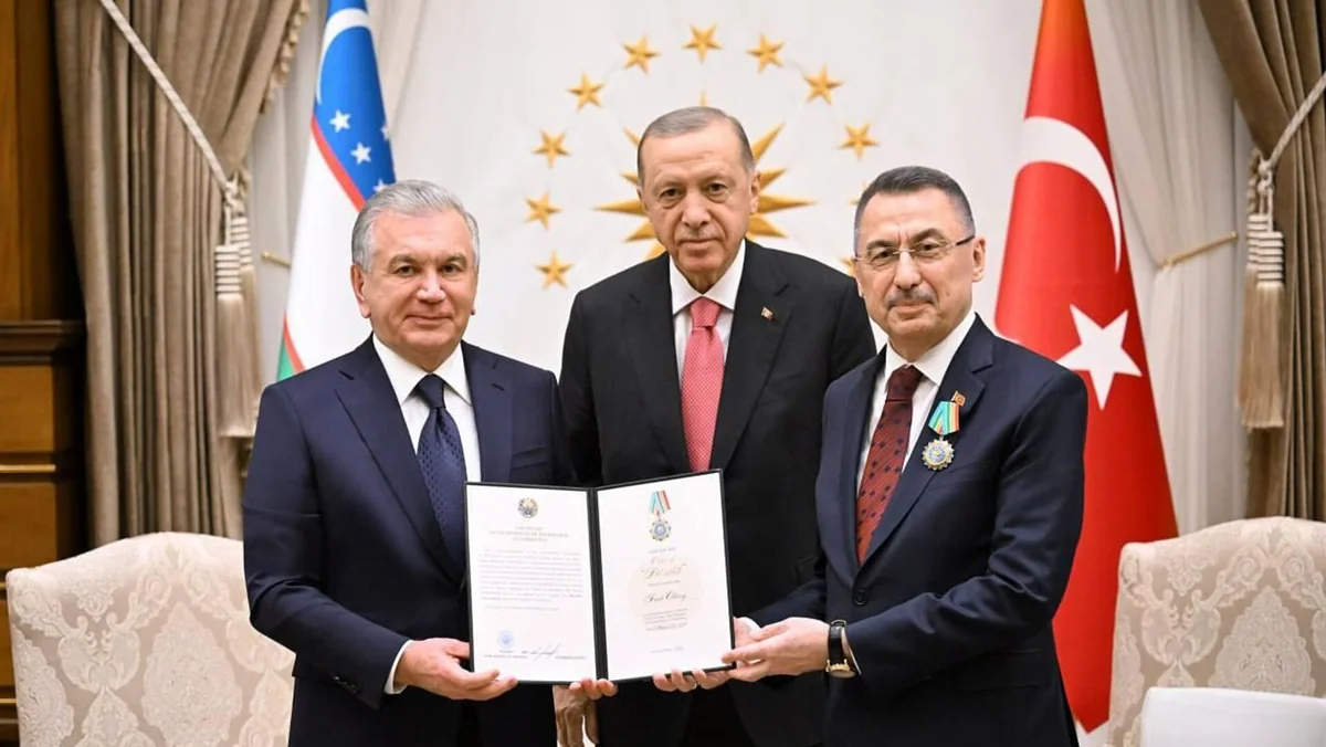 Мирзиёев наградил вице-президента Турции орденом