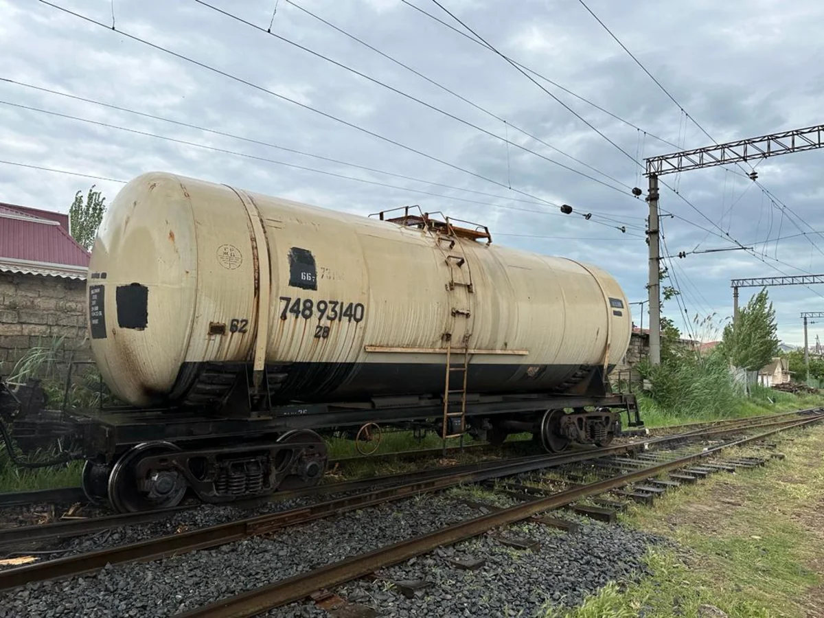 В Баку товарный вагон сошел с рельсов