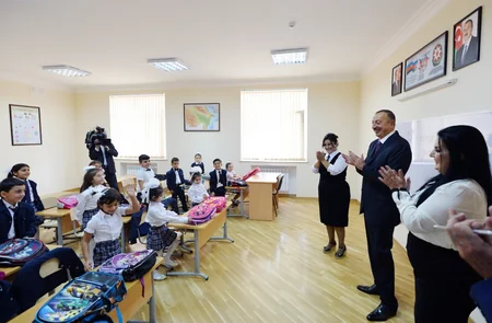 ​Prezident İlham Əliyev 148 nömrəli tam orta məktəbdə yenidənqurma işlərindən sonra yaradılan şəraitlə tanış olub