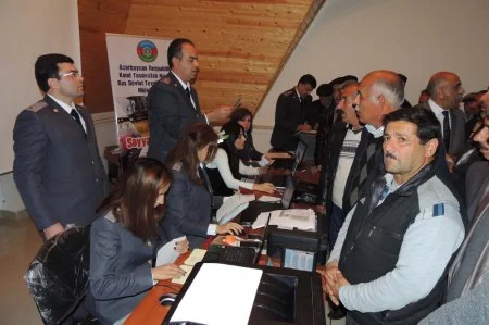 Kənd təsərrüfatı naziri Bərdədə vətəndaşları qəbul edib