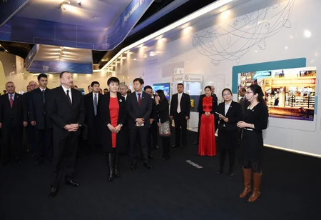 Prezident İlham Əliyev “Huawei” şirkətinin Pekindəki Sərgi Mərkəzində olub