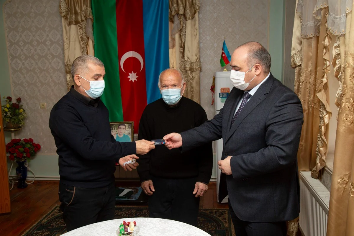 Dövlət Sosial Müdafiə Fondunun sədri şəhid ailəsinə təqaüd kartını təqdim edib