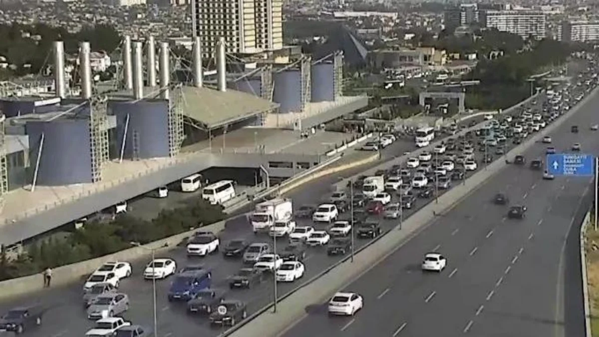 Bakının bir sıra yollarında tıxac yaranıb