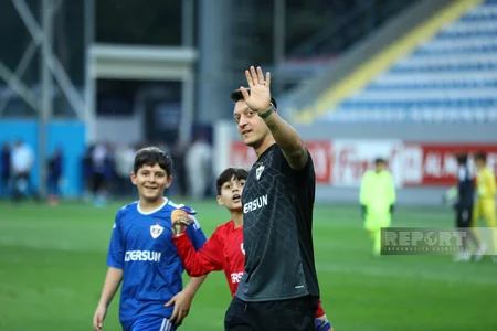 Mesut Özil Bakıda uşaqlarla futbol oynayıb - FOTOREPORTAJ