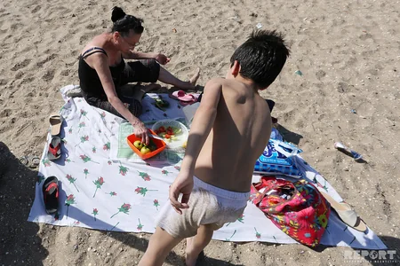 Qadağan olunan çimərlikdə dincələnlər - REPORTAJ