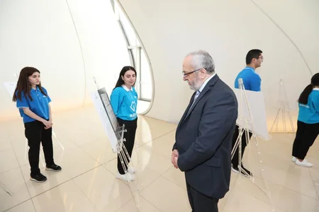 Beynəlxalq Media Forumunun iştirakçıları Azərbaycan çap mətbuatı tarixinin inciləri sərgisi ilə tanış olublar