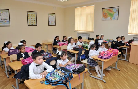 ​Prezident İlham Əliyev 148 nömrəli tam orta məktəbdə yenidənqurma işlərindən sonra yaradılan şəraitlə tanış olub