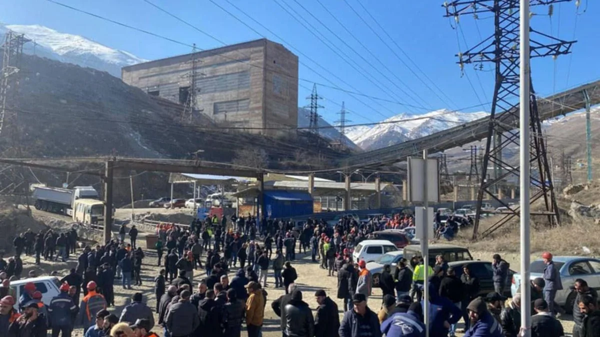 Ermənistanda mis-molibden kombinatının işçiləri maaşlarının artırılmasını tələb edirlər