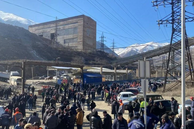 Ermənistanda mis-molibden kombinatının işçiləri maaşlarının artırılmasını tələb edirlər