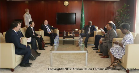 Elmar Məmmədyarov Afrika İttifaqı Komissiyasının sədri ilə görüşüb