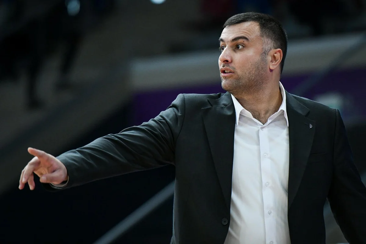 Neftçi baş məşqçisi ilə yollarını ayırıb