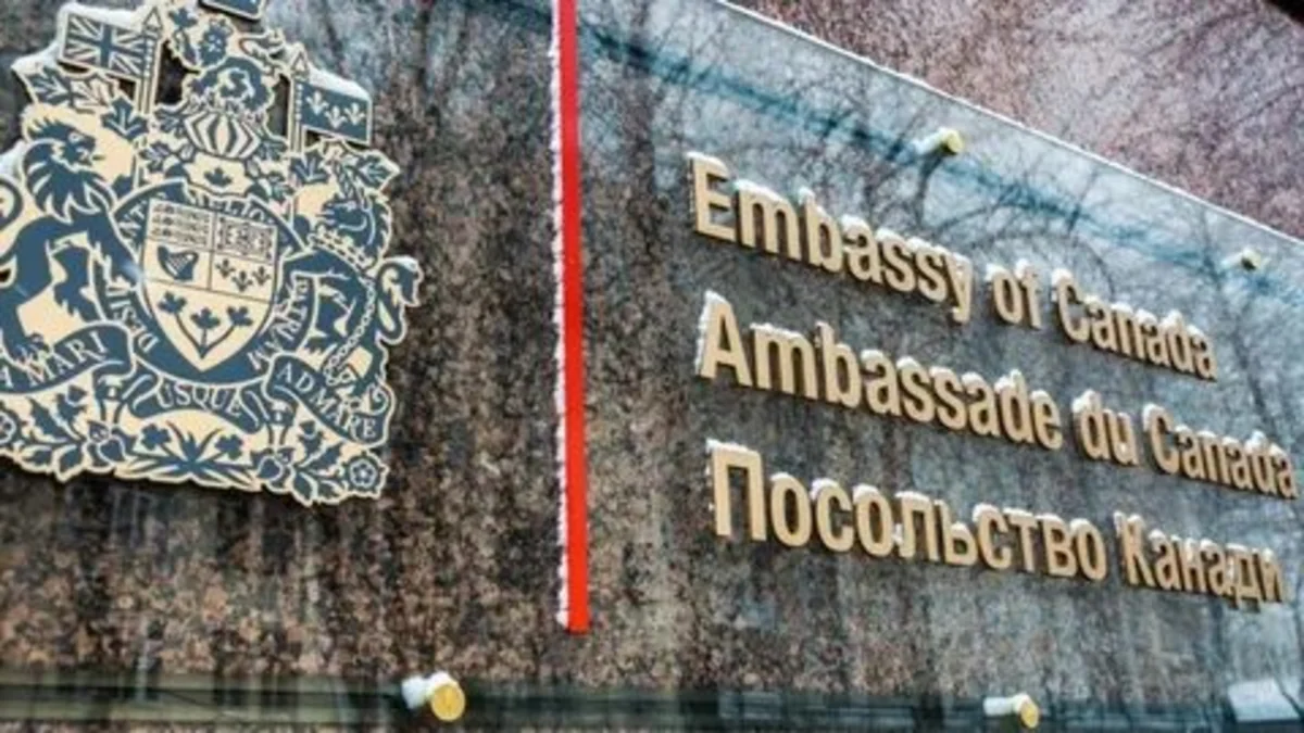 Канада приостановила работу посольства в Украине